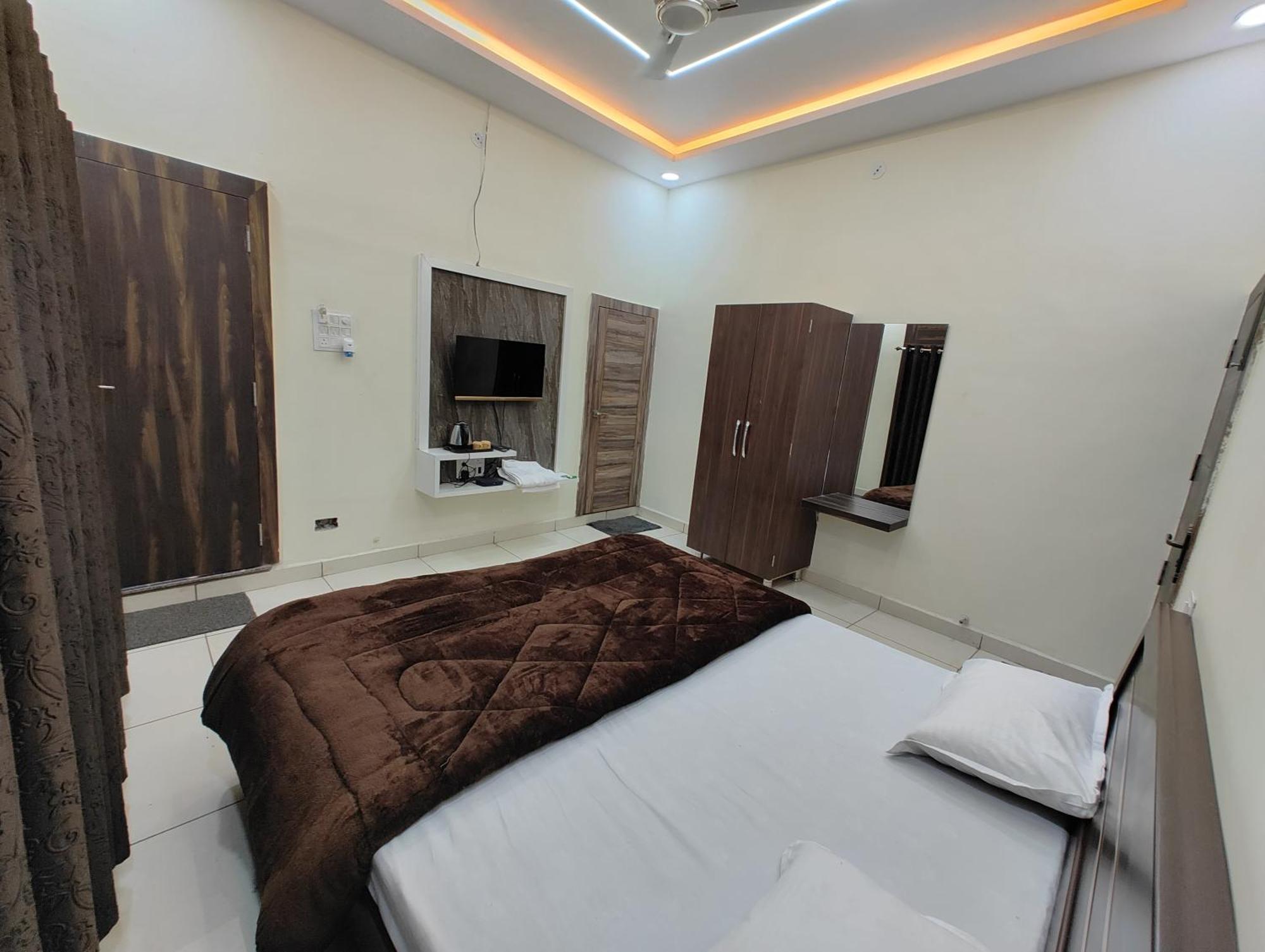 Hotel Jag Laxmi Palace Prime Location Main Road Near Mahakal Temple And Railway Station อุจเจน ภายนอก รูปภาพ