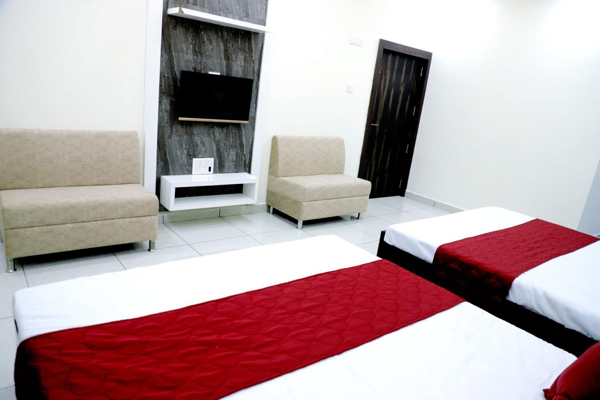 Hotel Jag Laxmi Palace Prime Location Main Road Near Mahakal Temple And Railway Station อุจเจน ภายนอก รูปภาพ