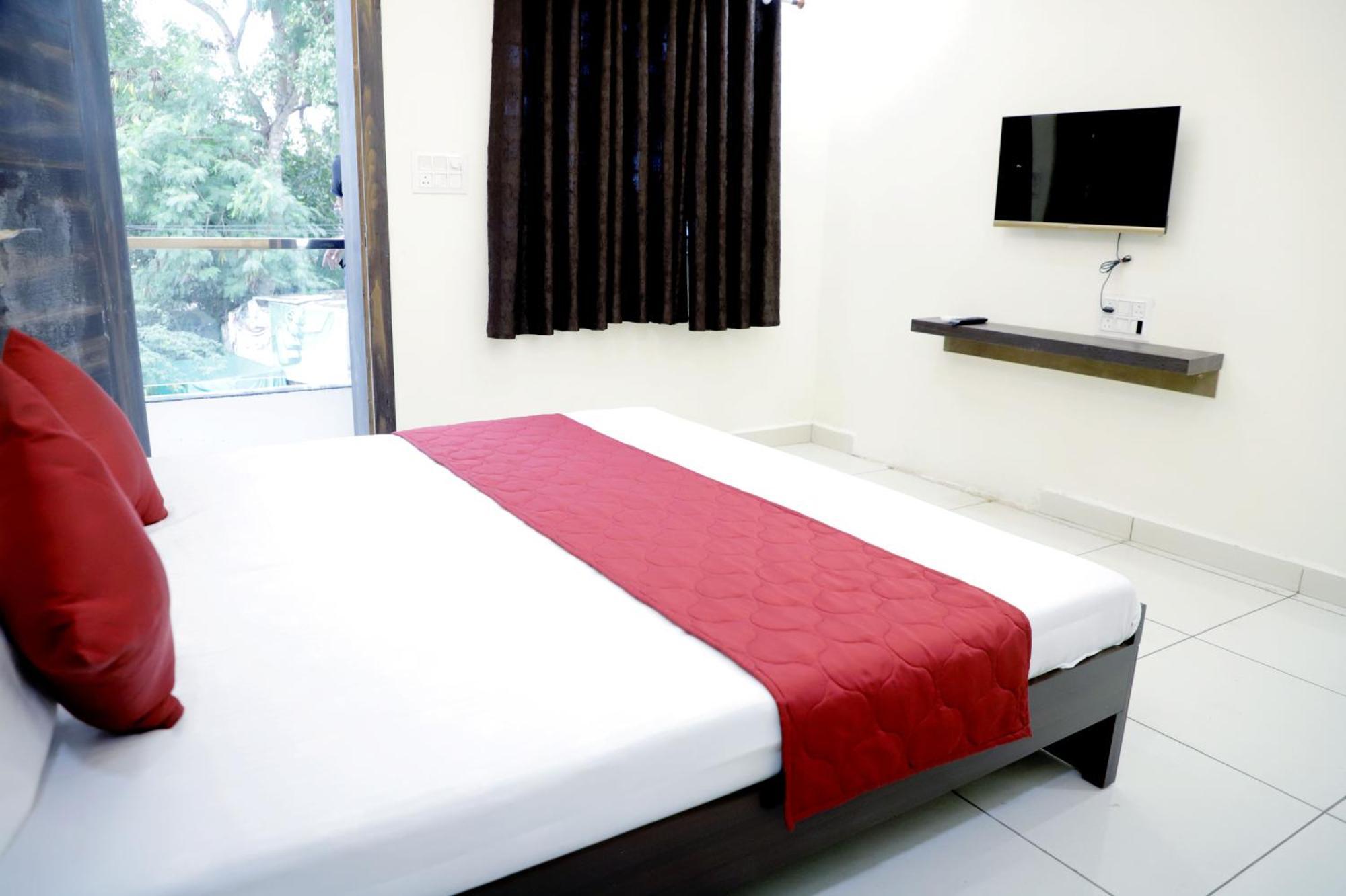 Hotel Jag Laxmi Palace Prime Location Main Road Near Mahakal Temple And Railway Station อุจเจน ภายนอก รูปภาพ