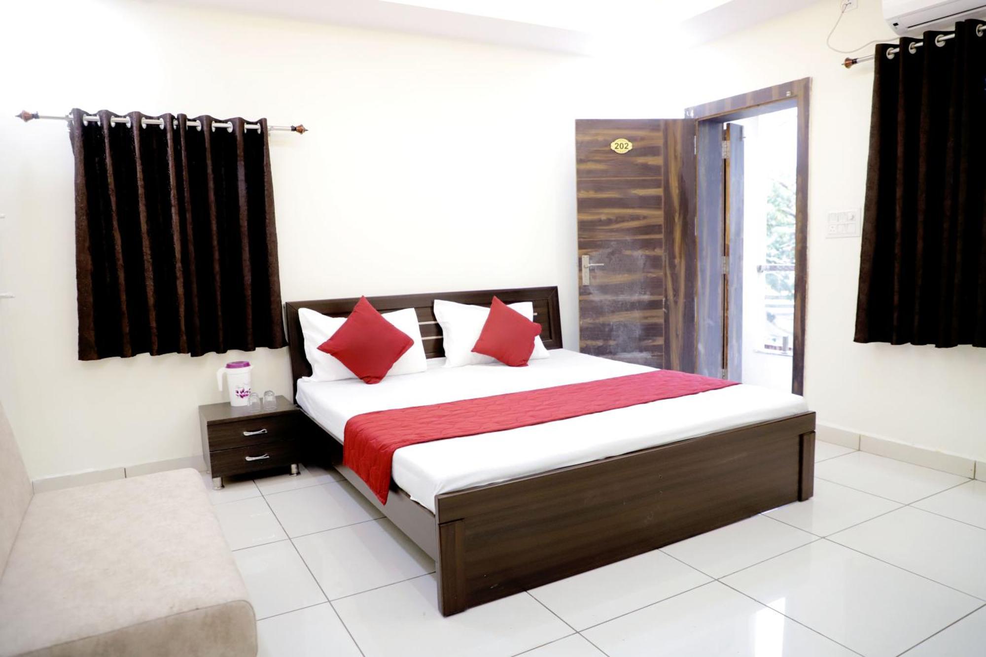 Hotel Jag Laxmi Palace Prime Location Main Road Near Mahakal Temple And Railway Station อุจเจน ภายนอก รูปภาพ