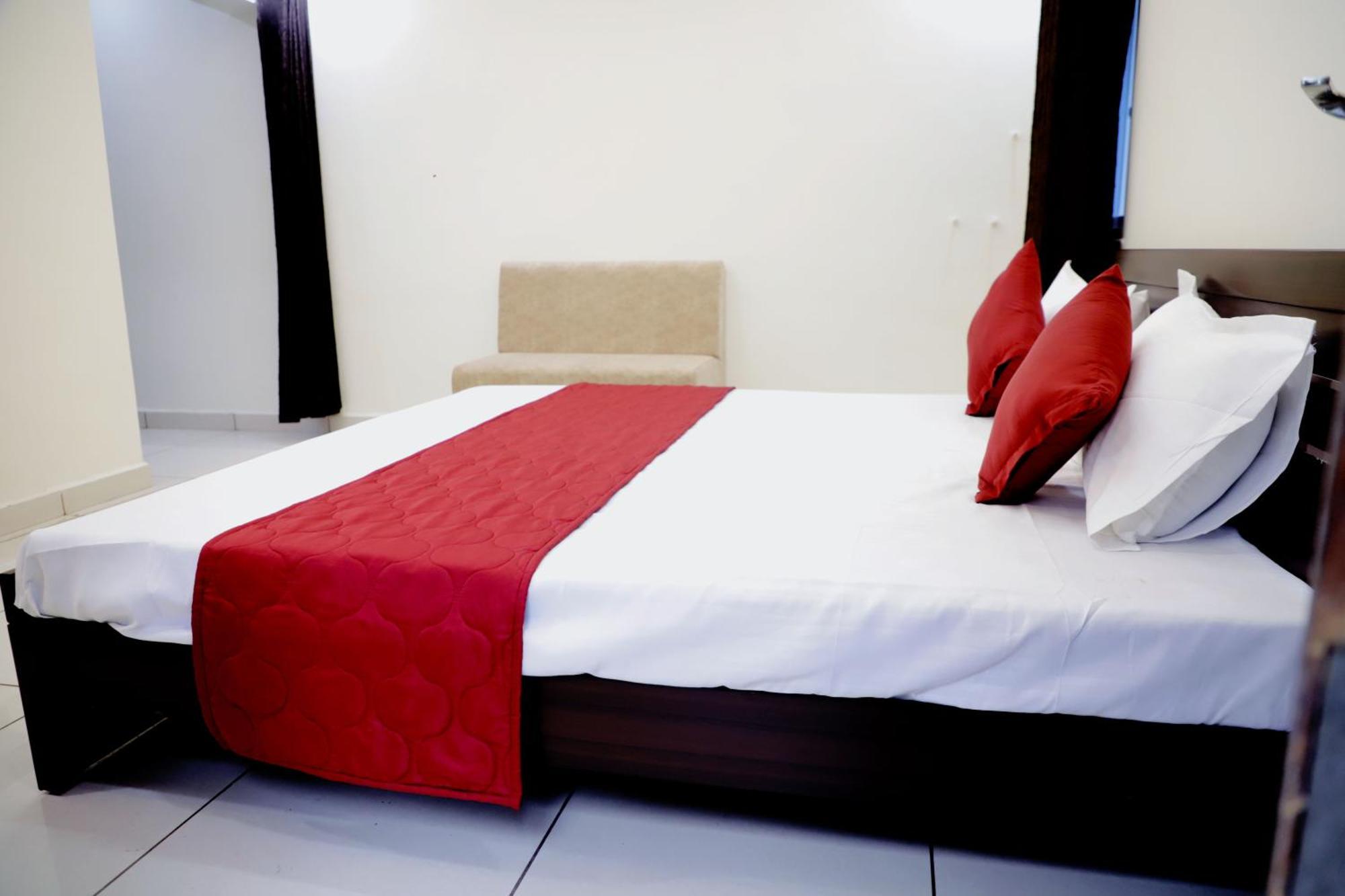 Hotel Jag Laxmi Palace Prime Location Main Road Near Mahakal Temple And Railway Station อุจเจน ภายนอก รูปภาพ